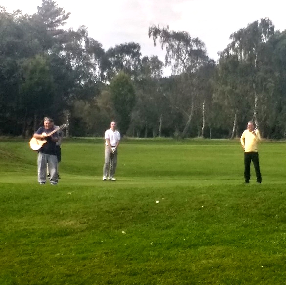 The golfing minstrel plays guitar on the 18th green